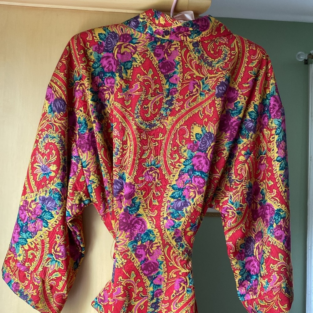 MIDI LENGTH BATHROBE. Gorgeous rich reds, golds and purple tones. - Picture 4 of 8